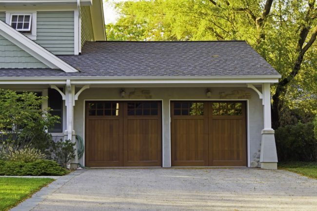6 tipos de materiales para puertas de garaje que debe conocer