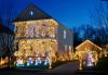 Kako obesiti božične luči zunaj na streho, verando in drevesa