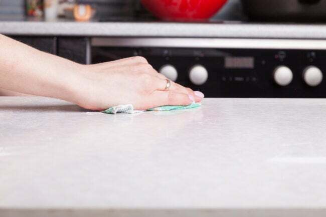 Užsandarintą stalviršį nuvalykite mikropluošto šluoste