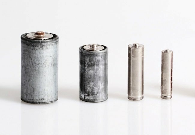 बैटरी जंग को कैसे साफ करें