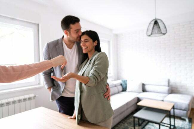 Az iStock-1285513082 házaspár kulcsot kapott a lakáshoz