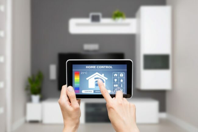 inteligentný termostat - ruky pomocou smart monitora