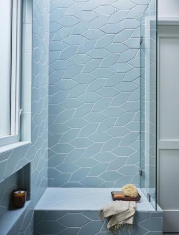 blauwe piketvormige tegels in de badkamer
