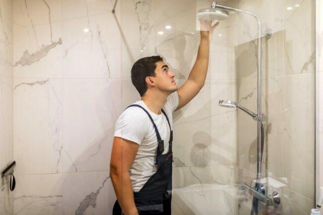 Costul remodelării dușului DIY vs. Angajarea unui profesionist