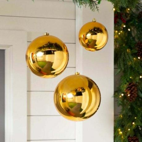 Geriausias lauko kalėdinių dekoracijų pasirinkimas: didelių ir ryškių ornamentų rinkinys lauke