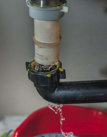 Покрива ли домашната гаранция щети от вода