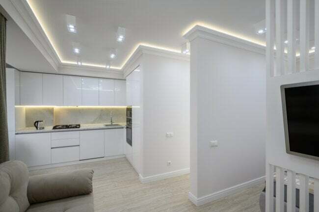 valkoinen-keittiö-kaapin alla-LED-valonauhat