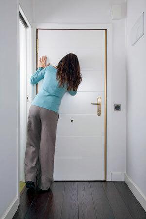 Kako popraviti luknjo v vratih