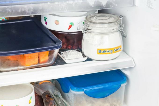 Deodorizujte sódou bikarbónou v chladničke