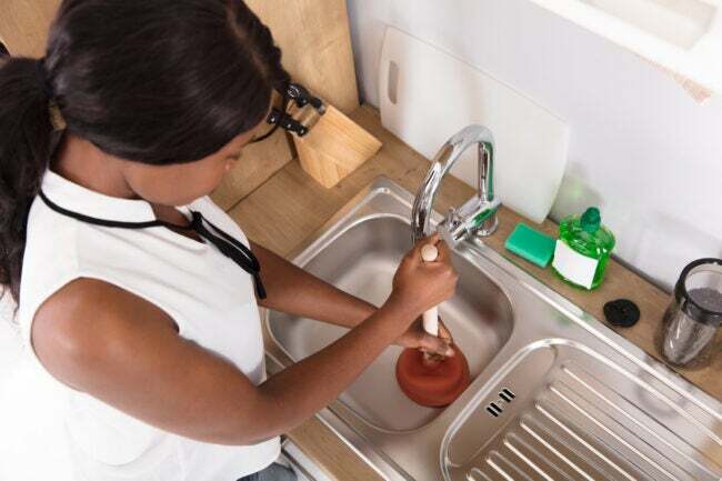 iStock-909314168 πώς να ξεβουλώσετε μια γυναίκα αποχέτευσης νεροχύτη χρησιμοποιώντας έμβολο στην αποχέτευση νεροχύτη