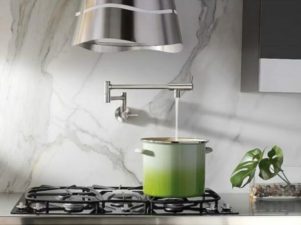 Mutfak tencere doldurma musluğu ile dolu yeşil tencere
