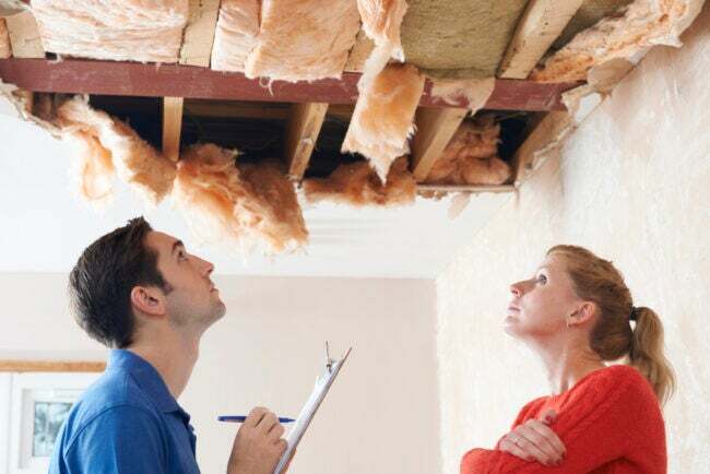 ¿El seguro de vivienda cubre goteras en el techo?
