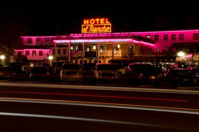 गैलप न्यू मैक्सिको में रात में चमकदार रोशनी वाला होटल