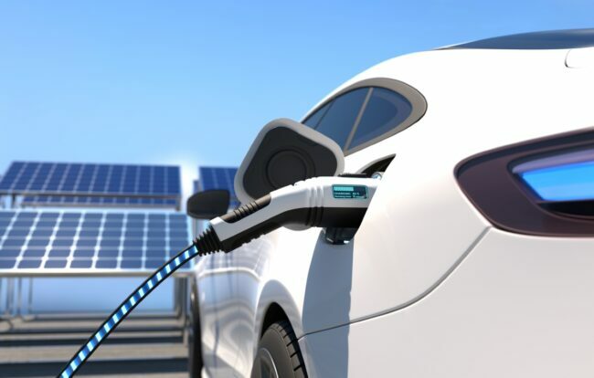 Achteraanzicht van het opladen van elektrische auto's door zonnepanelen