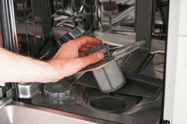 iStock-1223991528 údržba spotrebiča výmena filtra umývačky riadu
