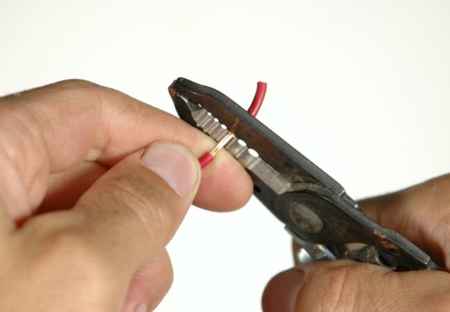 ワイヤーを剥がす方法-ワイヤーストリッパーを使用する