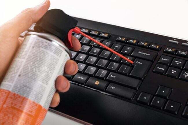 l'électronique que vous ne nettoyez jamais - utiliser de l'air comprimé pour nettoyer un clavier noir