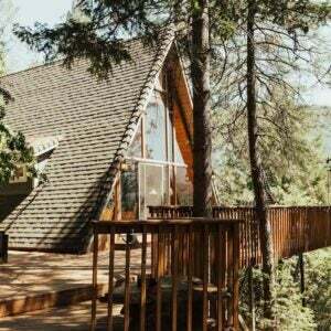 საუკეთესო Airbnbs კალიფორნიაში ვარიანტი Shasta A-Frame სალონი ხედით