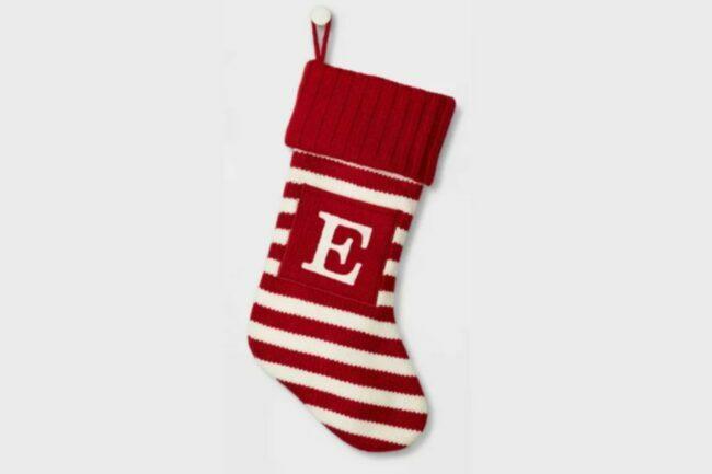 Geriausias kalėdinių kojinių pasirinkimas: megztos dryžuotos monogramos kalėdinės kojinės