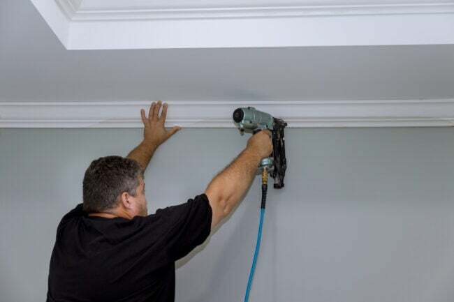 iStock-1433218653 trebuie să instaleze muluri pe tavan în decembrie