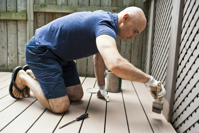 Pintar versus pintar um deck: o melhor acabamento para sua estrutura