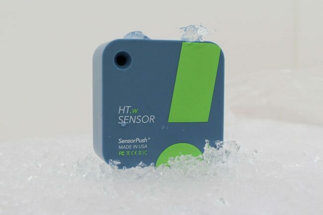 Ein Hygrometer zur Messung der Pooltemperatur liegt im Schnee.