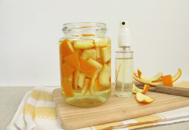Hogyan távolítsuk el a zsírt a konyhai szekrényekből citrusfélékkel