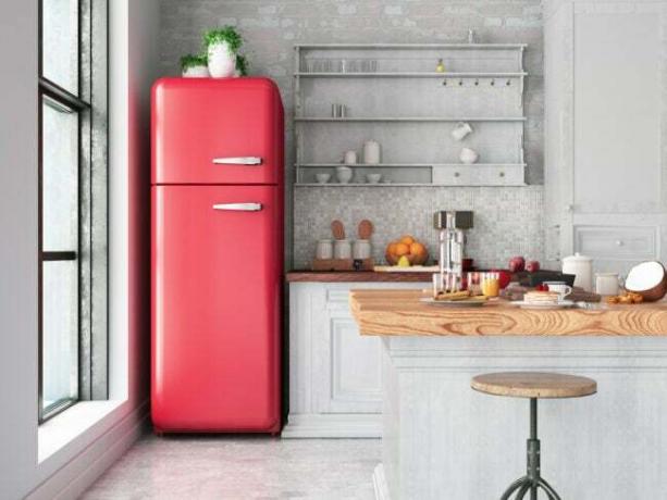 Червен ретро хладилник в бяла кухня