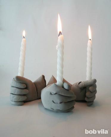 Betonowe świeczniki ze świecami stożkowymi