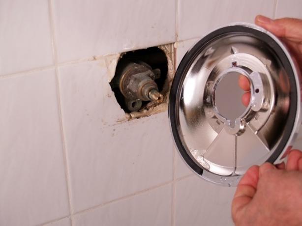 Come installare il rivestimento della valvola della doccia - Posiziona il rivestimento