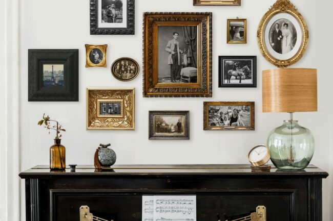 Стена галереи старых семейных фотографий над черным роялем