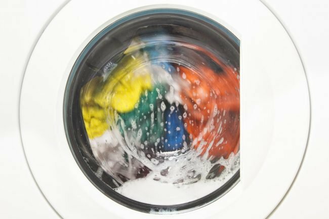 液体対。 粉末洗剤：どちらが洗濯物をよりよくきれいにしますか？