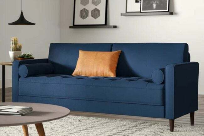 Los mejores sofás con menos de 1000 opciones: sofá Mercury Row Garrett