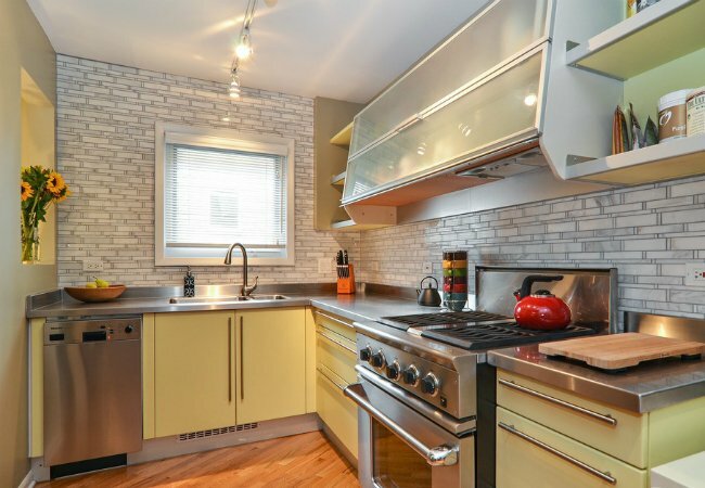 Balcões de aço inoxidável - em uma cozinha colorida