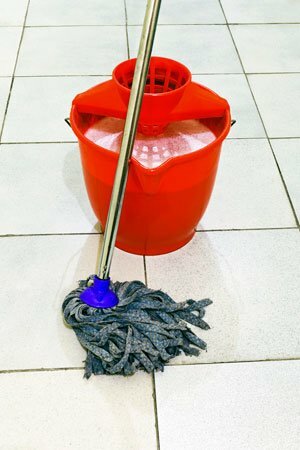 Kā tīrīt keramikas flīzes - ar mopu