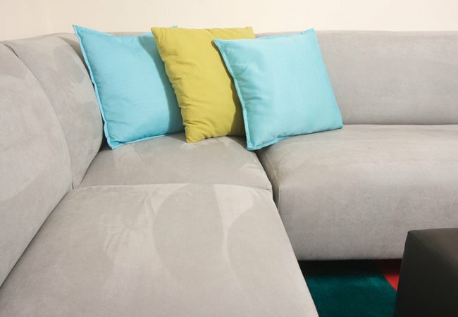 Como limpar um sofá de camurça - Sofá de camurça de microfibra