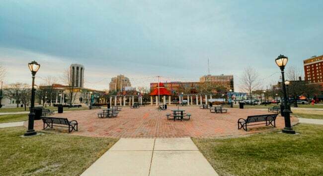 Kilátás nyílik a történelmi Union Square Park negyedre Springfieldben, Illinois államban. Bájos parki padok és vintage lámpák télen napkelte után.