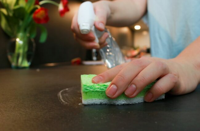 Usando esponja para limpar balcão