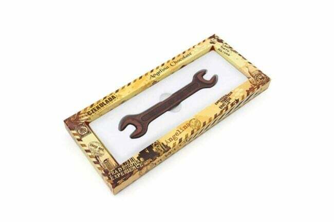 Вариант " Подарки для механиков": Шоколад представляет маленький шоколадный гаечный ключ.