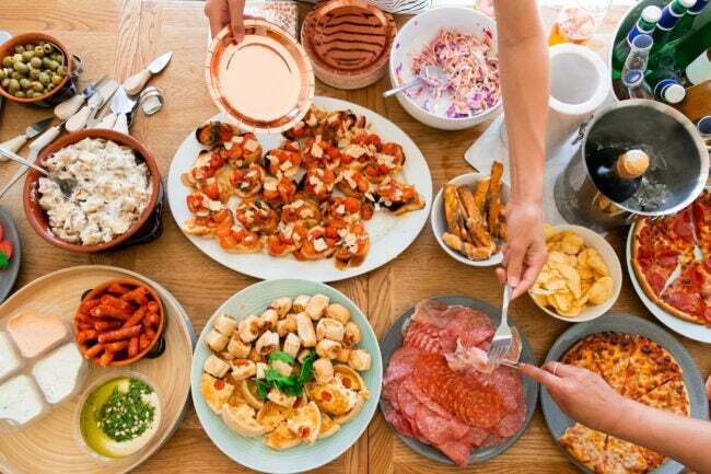 iStock-1273002911 mesa de aperitivos para festa de karaokê em casa.jpg