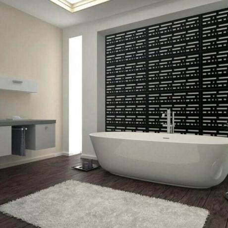 Tela de privacidade preta em um banheiro moderno com banheira independente branca