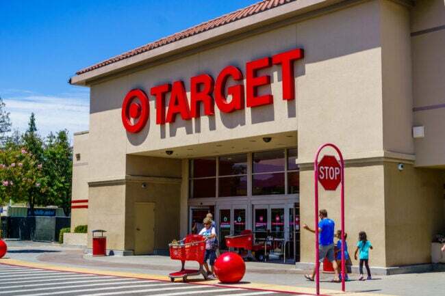 Zunanjost trgovine Target s strankami, ki vstopajo in izstopajo