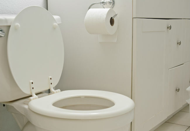 DIY-sanitairreparatie: een zweterige toilettank repareren