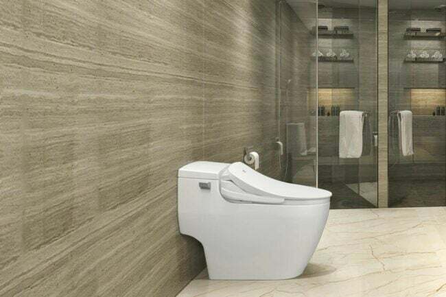 Найкраще сидіння для унітазу-біде, встановлене у великій сучасній ванній кімнаті, облицьовані плиткою.