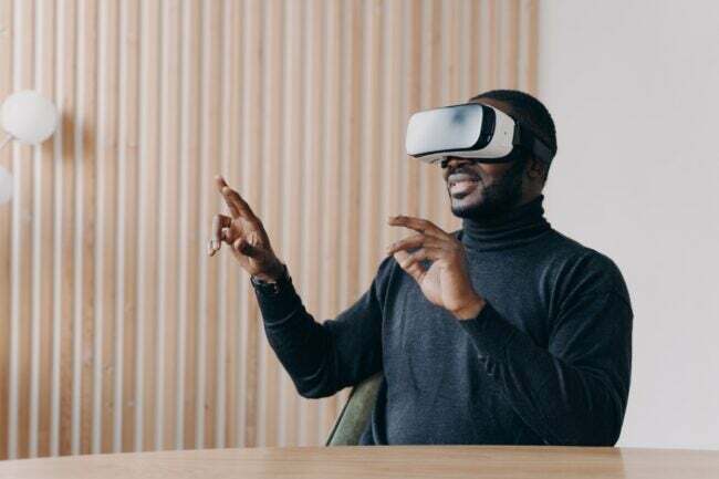 électronique que vous ne nettoyez jamais - homme utilisant un casque de réalité virtuelle