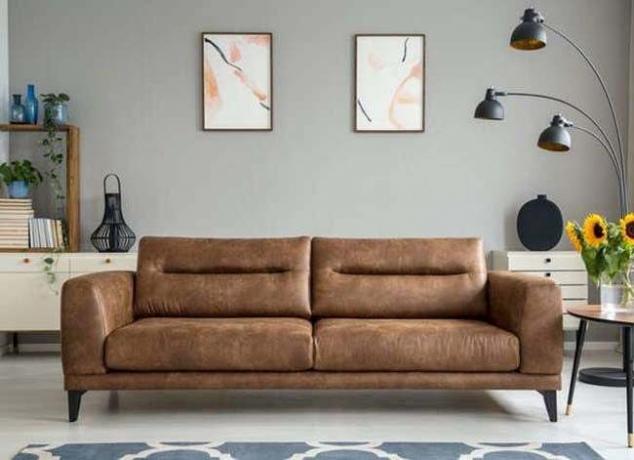 sofa kulit tanpa bantal di ruang tamu minimalis
