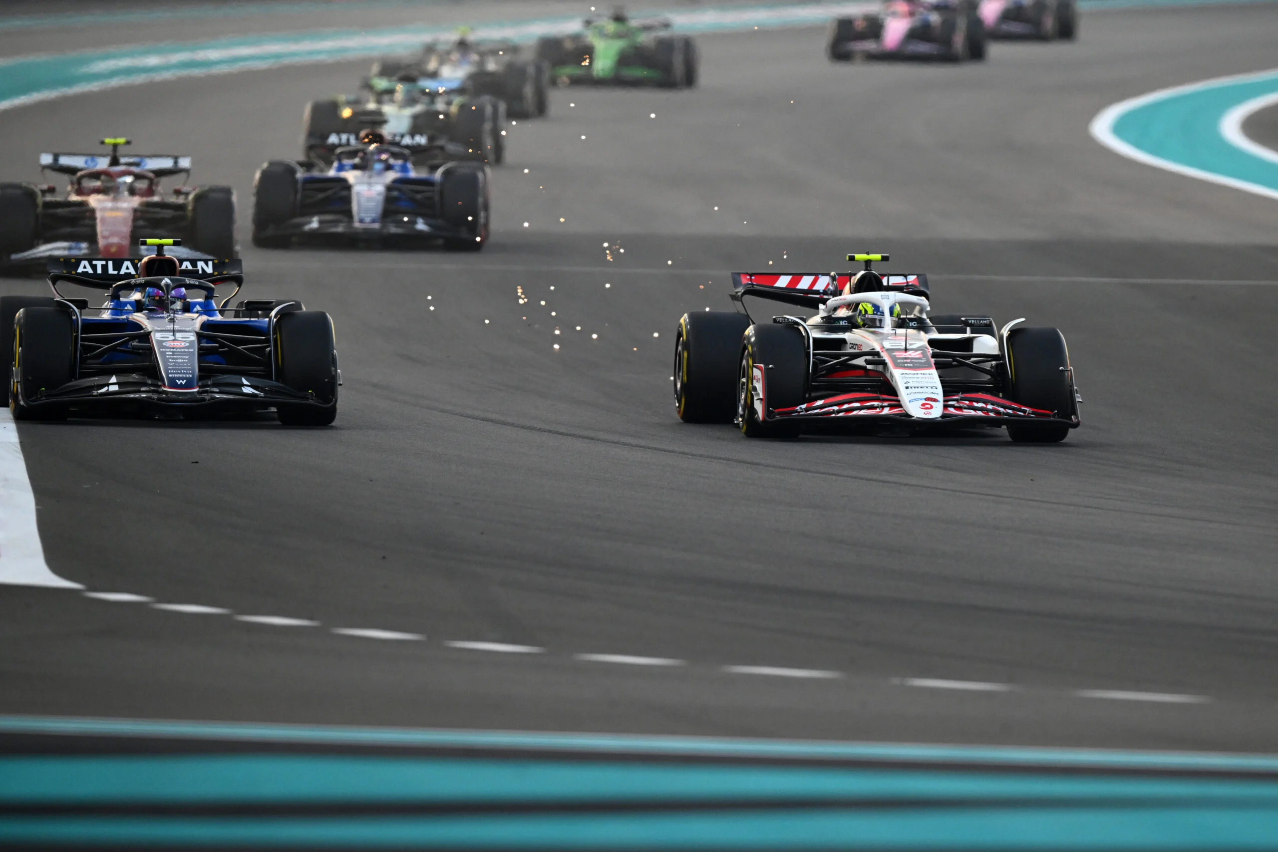 Oliver Bearman Kecam Maneuver Defensif Franco Colapinto di GP Jepang: Dampak dan Kontroversi