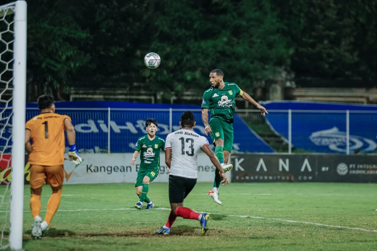 Persebaya Siap Tampil Memukau di Derbi Suramadu GBT: Tantangan Besar Menanti
