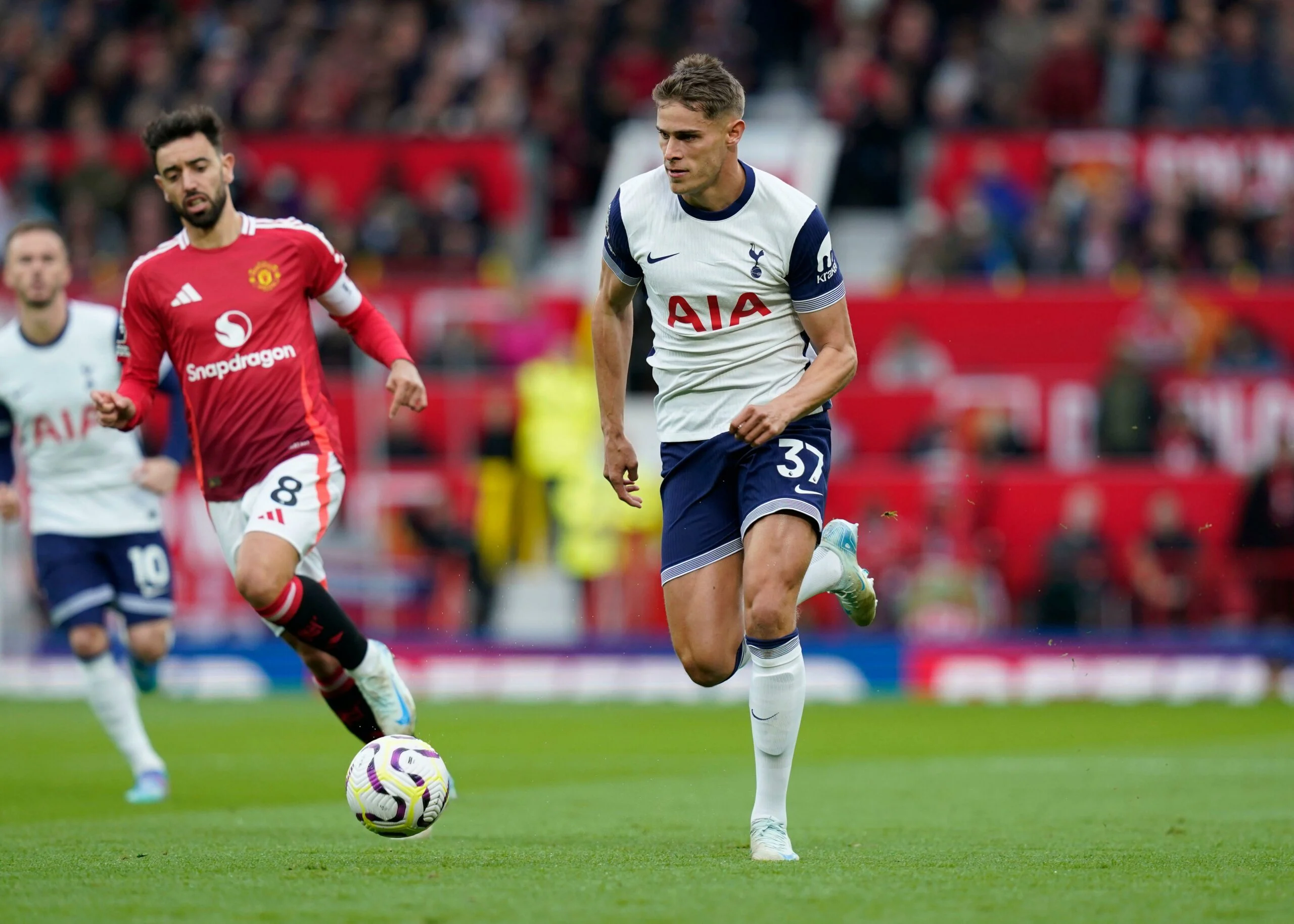 Manchester United Tottenham Targetkan Bintang Spurs, Micky Van de Ven, untuk Perkuat Lini Tengah Musim Depan