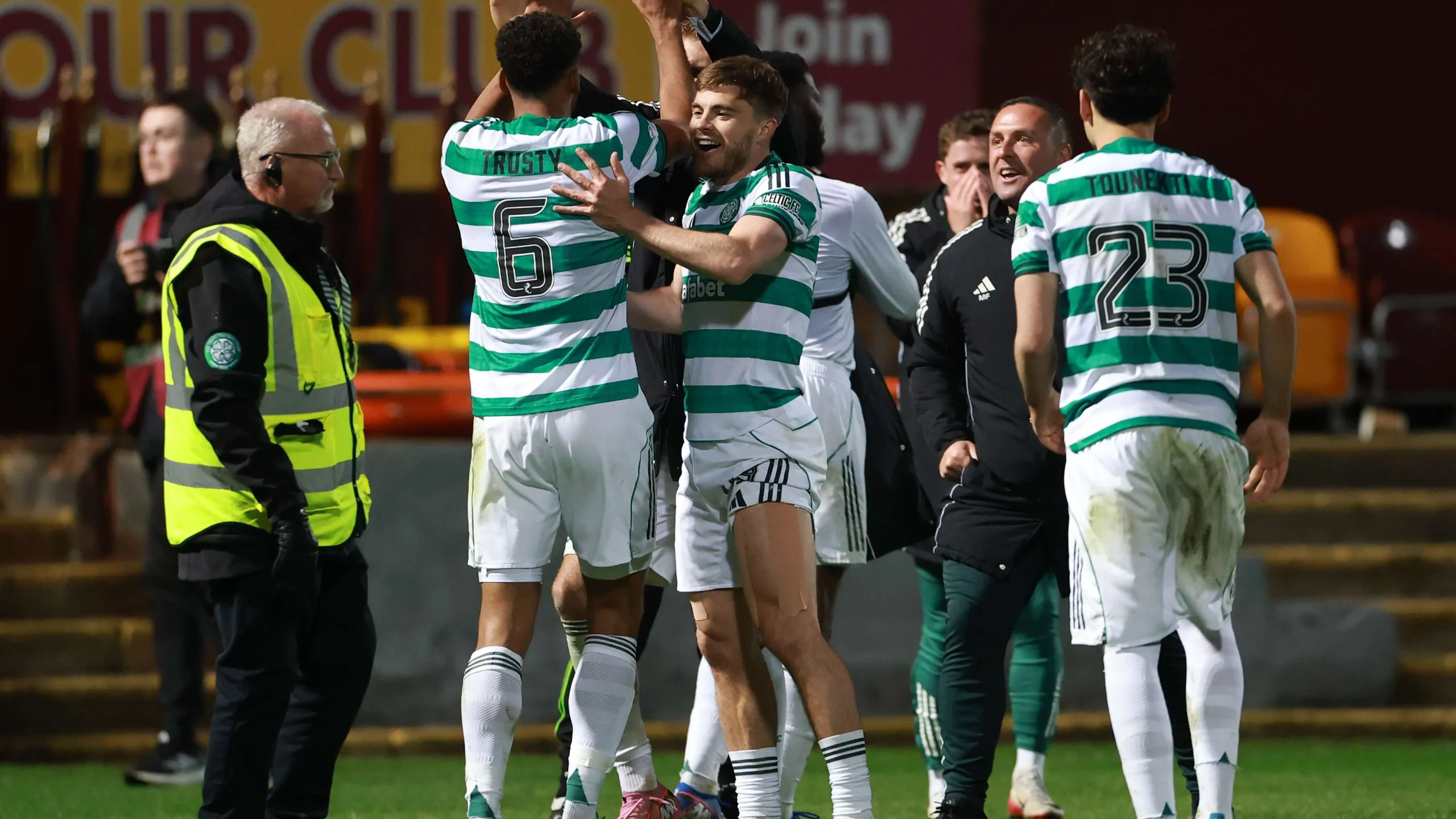 Celtic Memulai Defensi Gelar dengan Kemenangan Melawan Dundee Celtic Memulai Defensi Gelar dengan Kemenangan Melawan Dundee